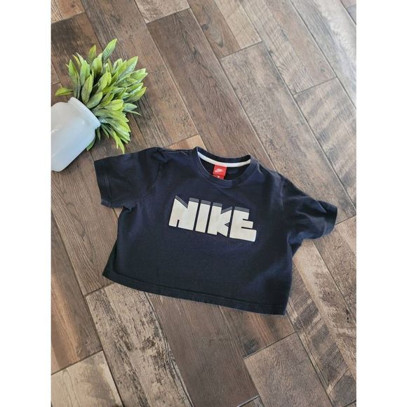 Nike Tops - Nike crop top t-shirt